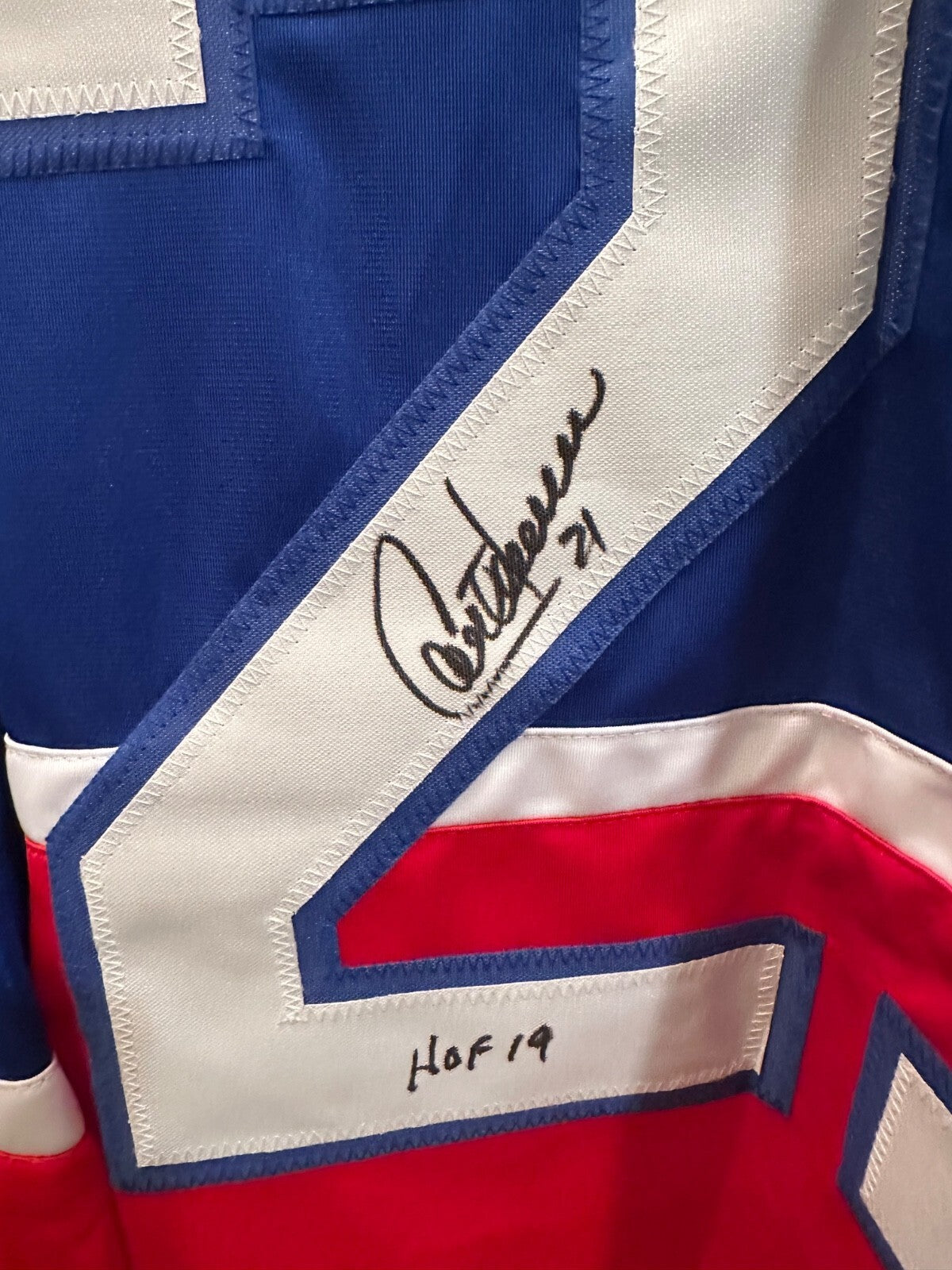 Guy Carbonneau Signed Montreal Canadiens Jersey “HOF 19” Beckett Witnessed