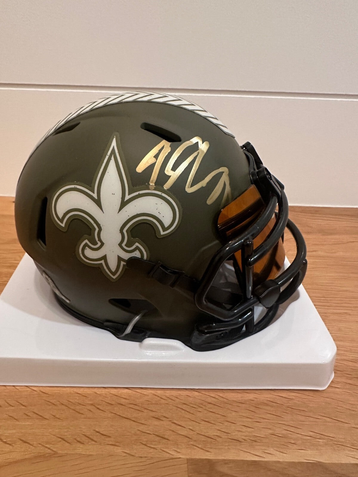 Jeremy Shockey Signed Saints Olive Green Mini Helmet – Leaf Witnessed