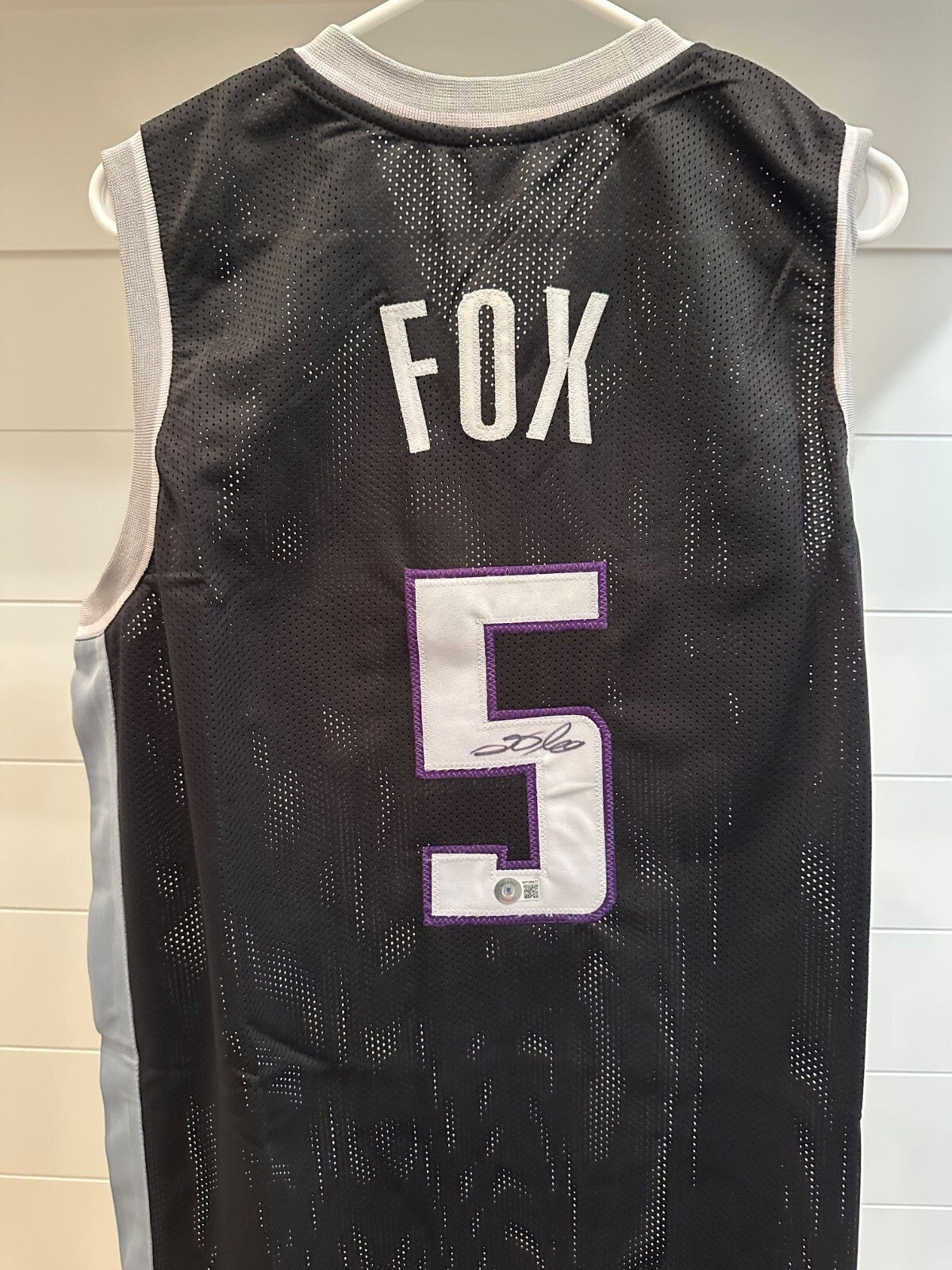 De’Aaron Fox Signed Sacramento Kings “Swipa” Jersey – Beckett Witnessed