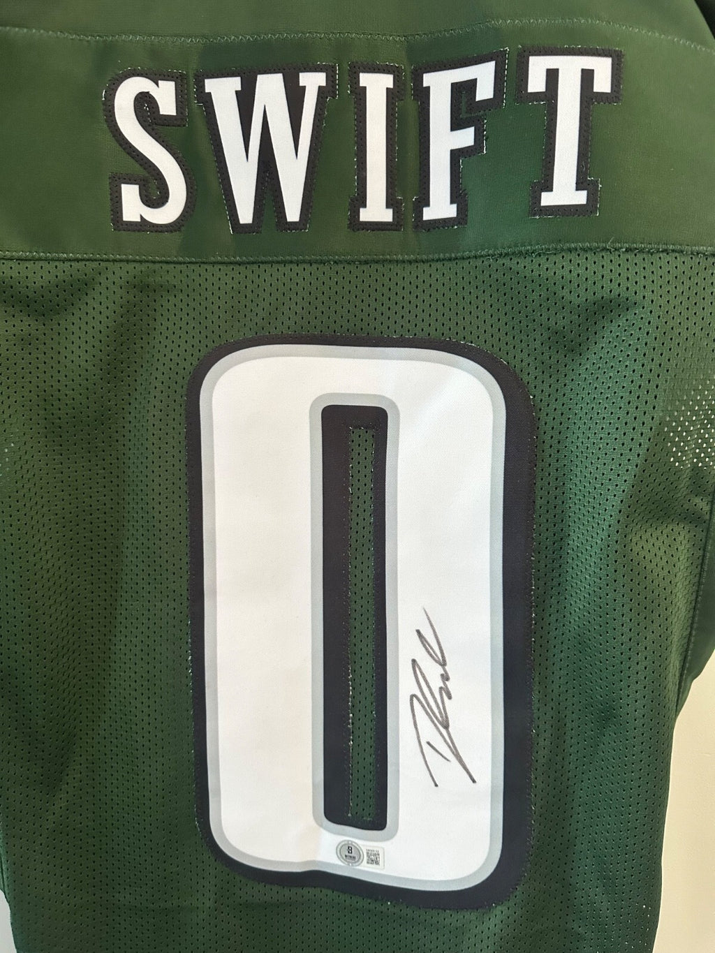 D’Andre Swift Signed Eagles Style Jersey with game cut sleeves – Beckett Witness