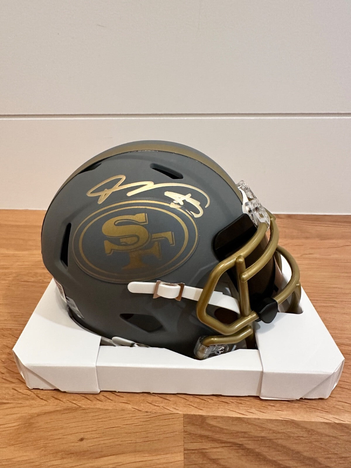 Vernon Davis Signed San Francisco 49ers Slate Collection Riddell Mini Helmet Bec