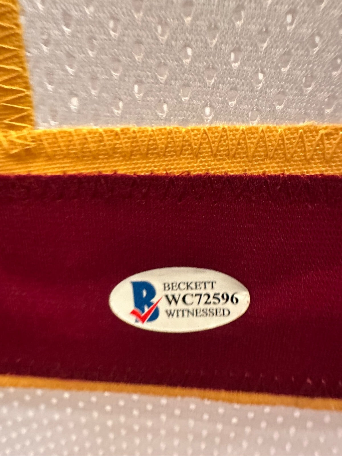 Tyler Johnson Signed Minnesota Golden Gophers #6 Jersey – Beckett Witnessed