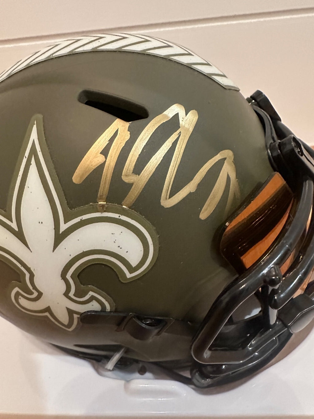 Jeremy Shockey Signed Saints Olive Green Mini Helmet – Leaf Witnessed