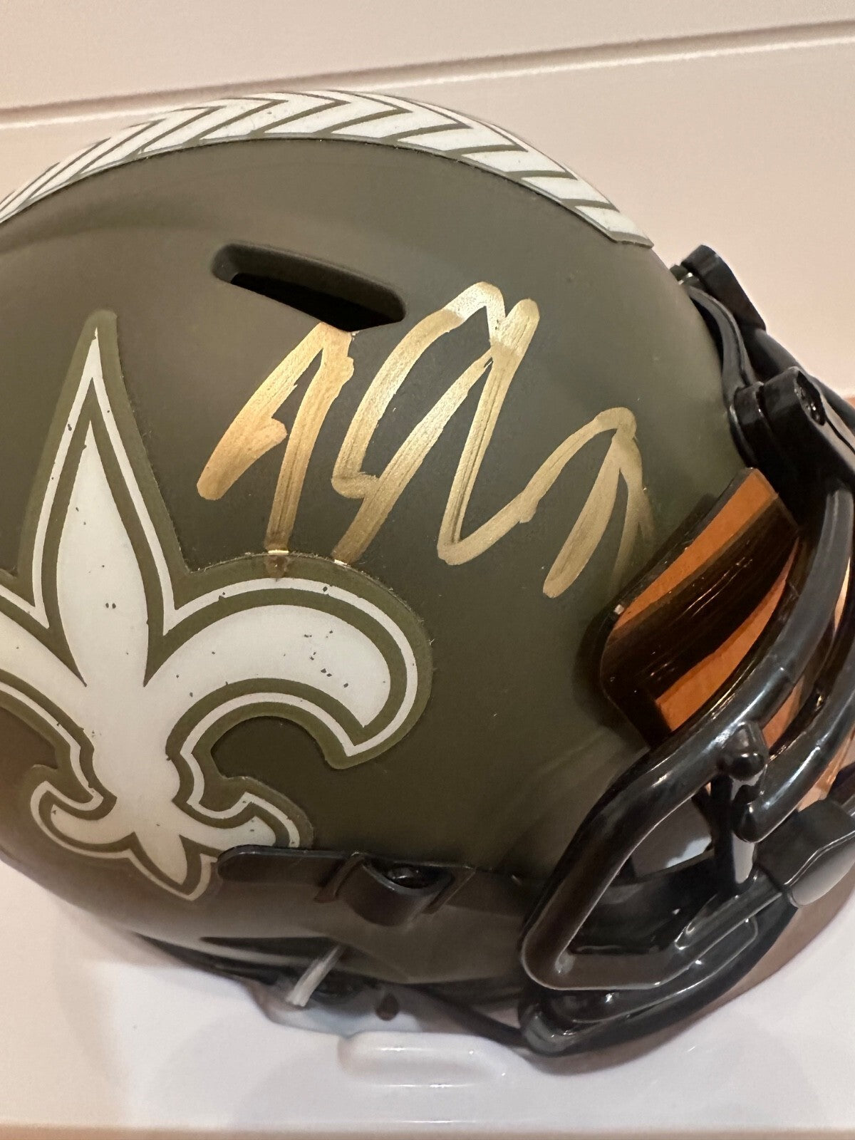 Jeremy Shockey Signed Saints Olive Green Mini Helmet – Leaf Witnessed