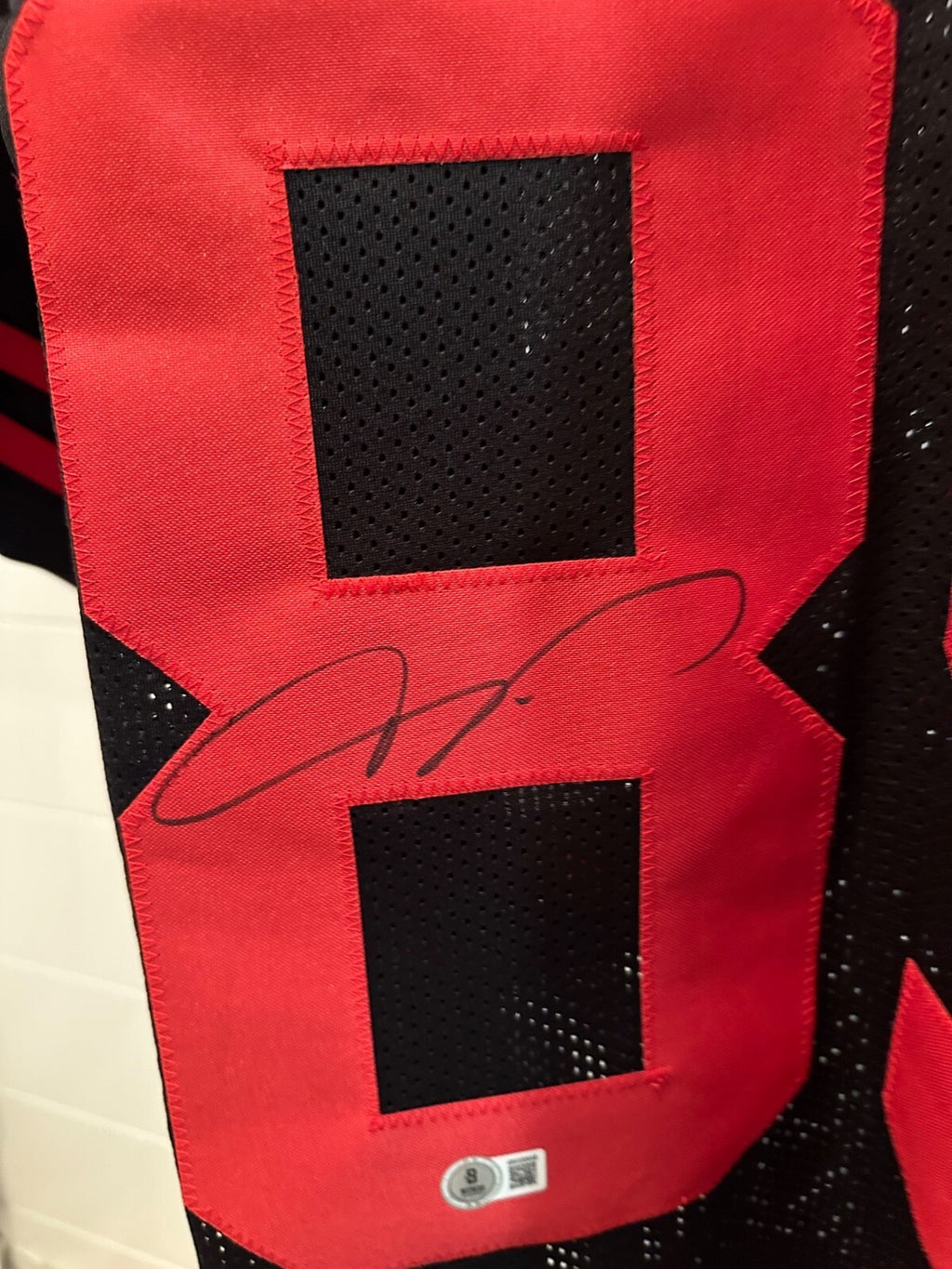 Vernon Davis Signed San Francisco 49ers #85 Black Jersey – Beckett Witnessed