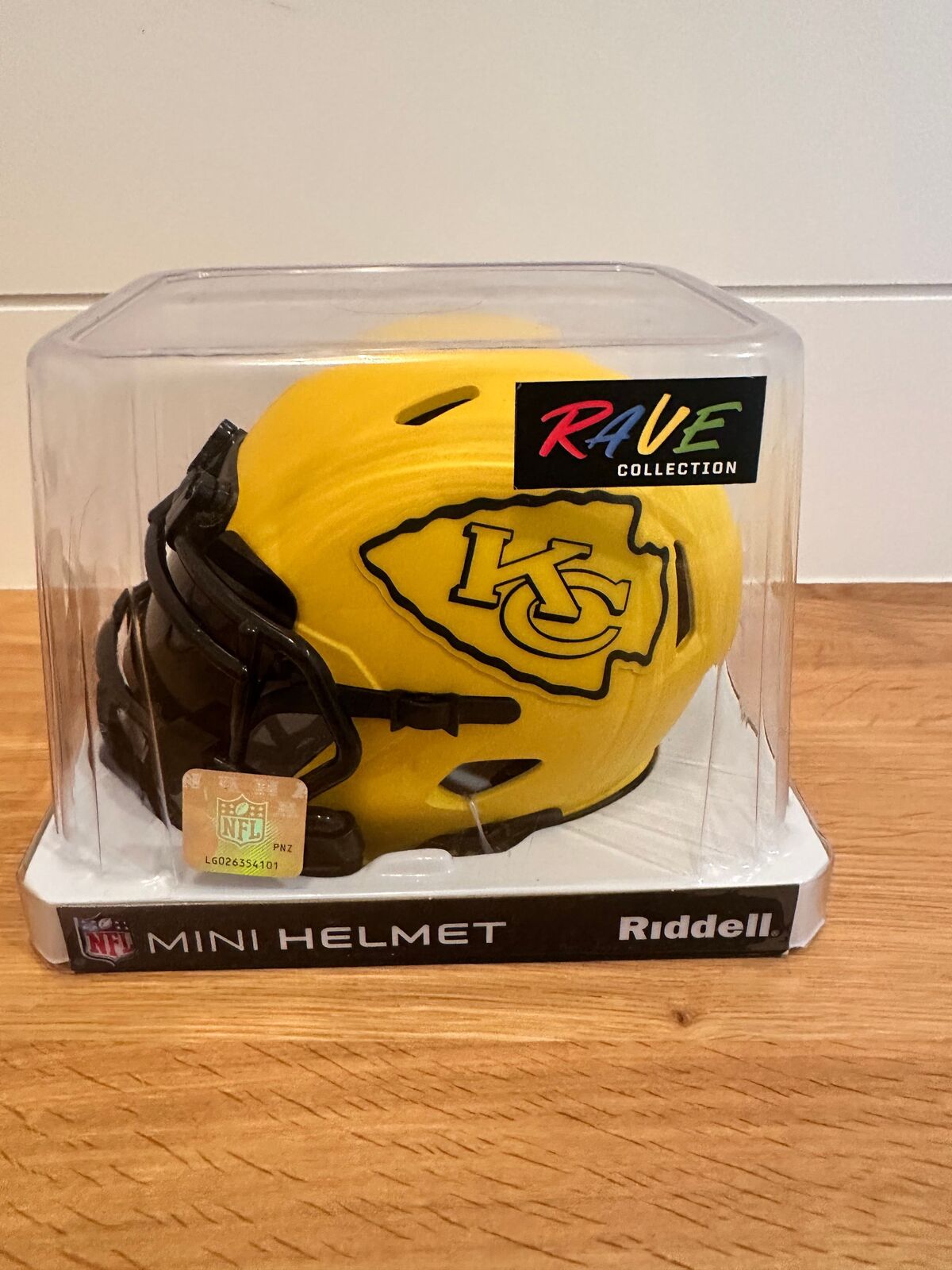 Kareem Hunt Signed Kansas City Chiefs Rave Mini Helmet – Beckett Authenticated