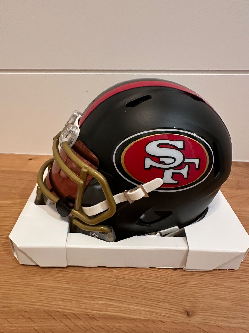 Vernon Davis Signed 49ers Black Eclipse Mini Helmet – Beckett Witnessed