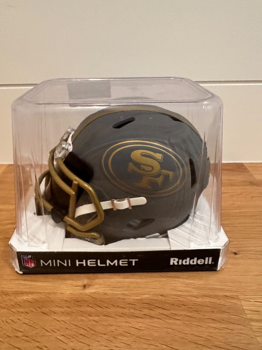 Vernon Davis Signed San Francisco 49ers Slate Collection Riddell Mini Helmet Bec