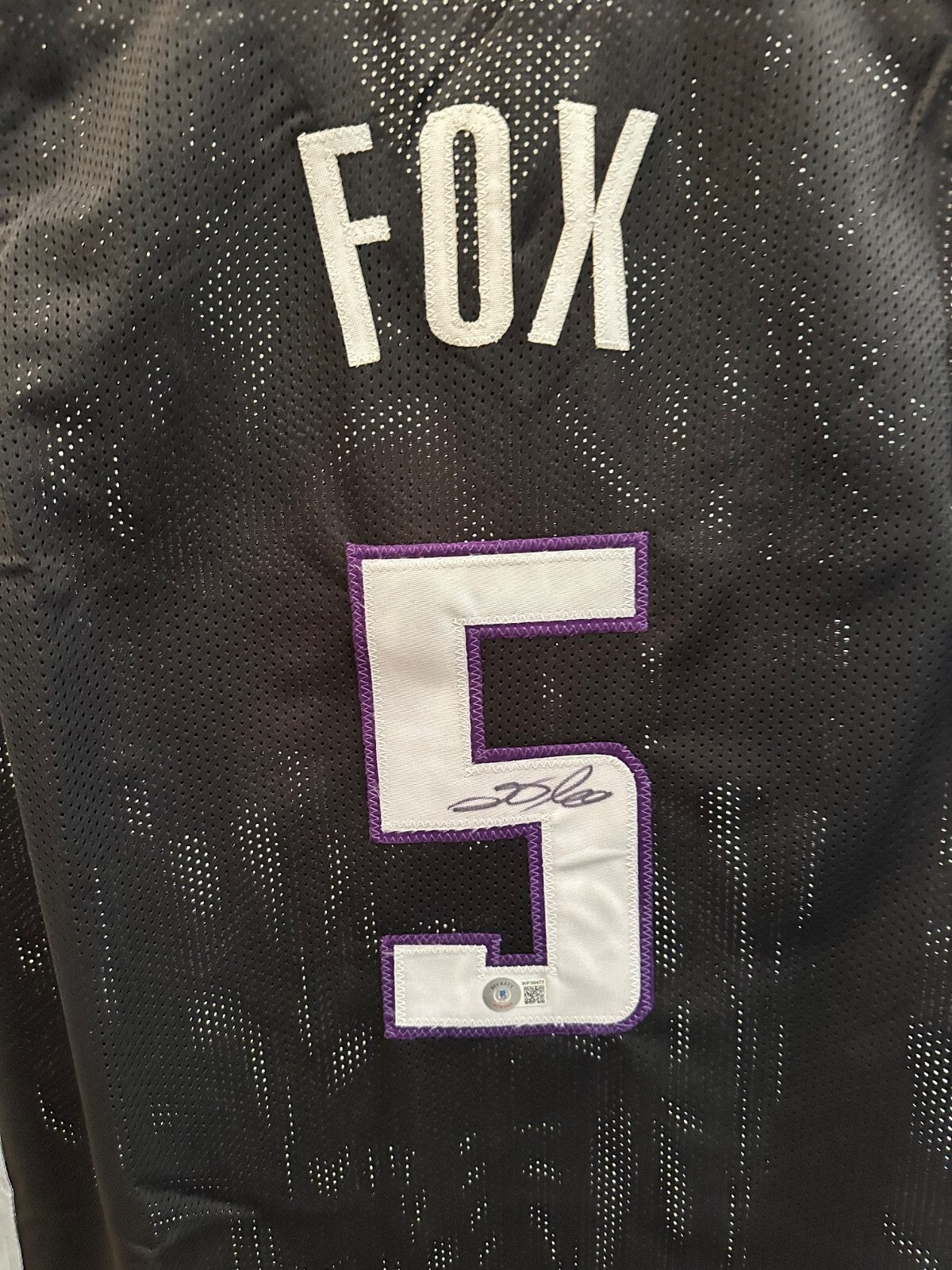 De’Aaron Fox Signed Sacramento Kings “Swipa” Jersey – Beckett Witnessed