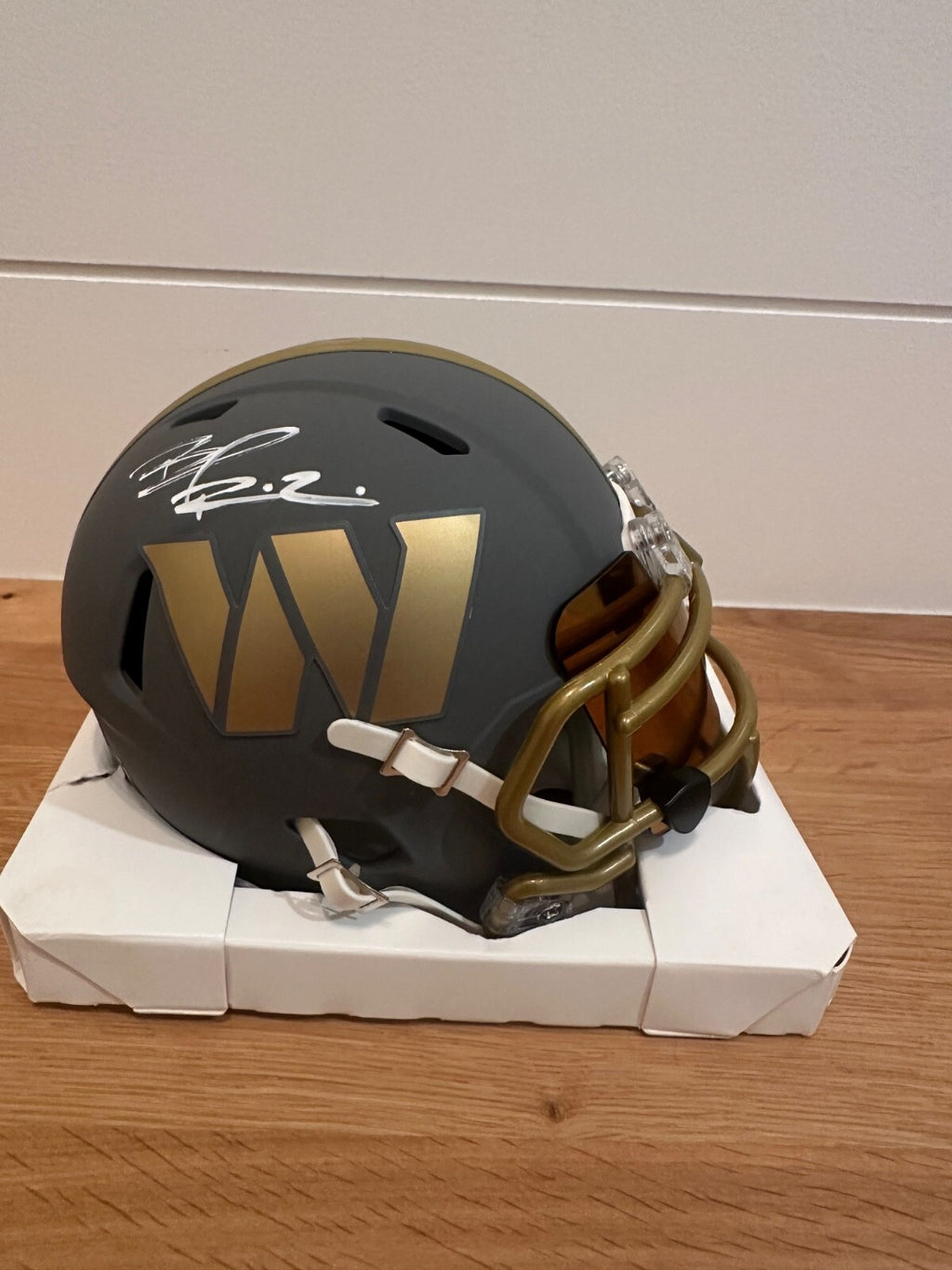Brian Robinson Jr. Signed Commanders Slate Mini Helmet – Beckett Witnessed