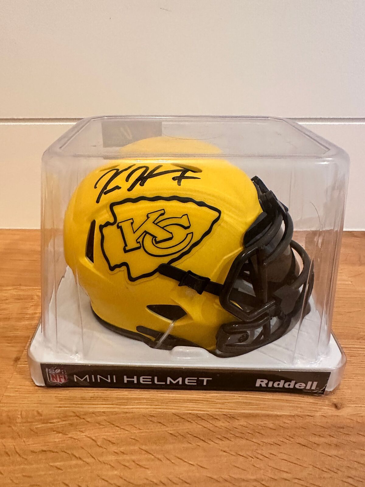 Kareem Hunt Signed Kansas City Chiefs Rave Mini Helmet – Beckett Authenticated
