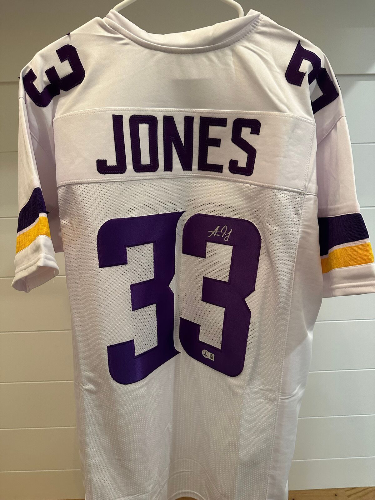 Aaron Jones Signed Minnesota Vikings #33 White Jersey – Beckett Witnessed