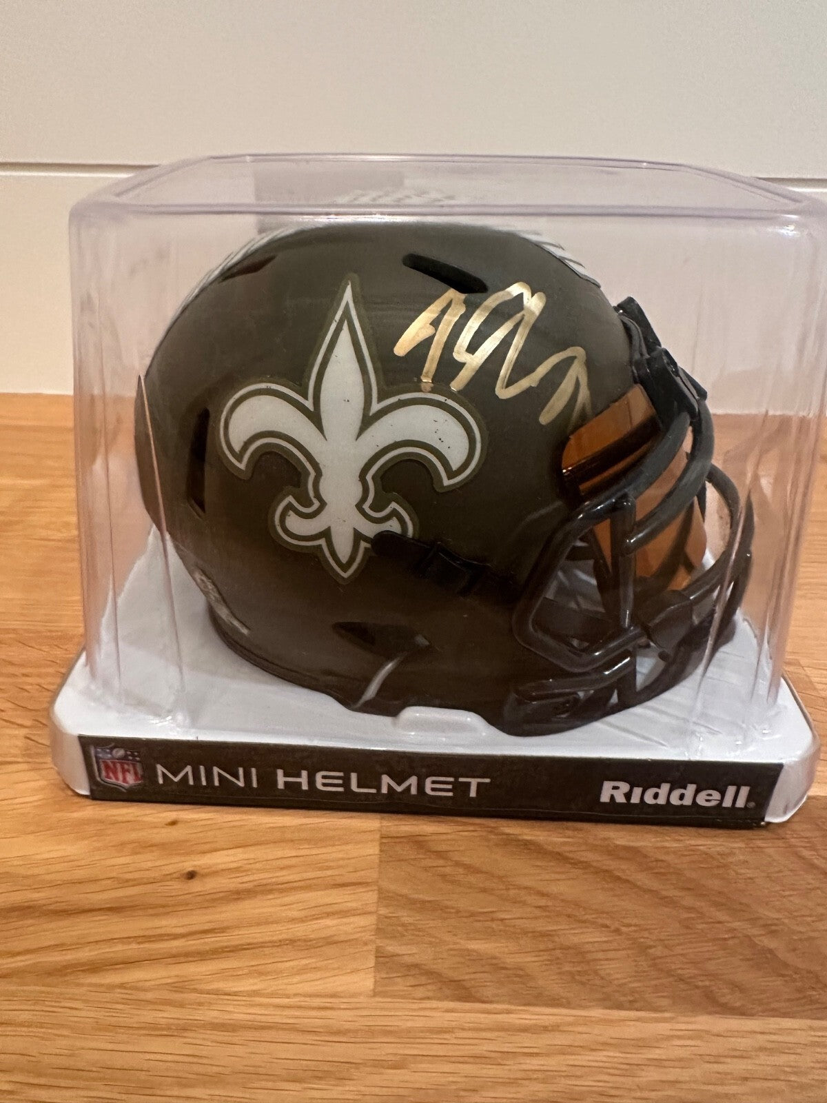 Jeremy Shockey Signed Saints Olive Green Mini Helmet – Leaf Witnessed
