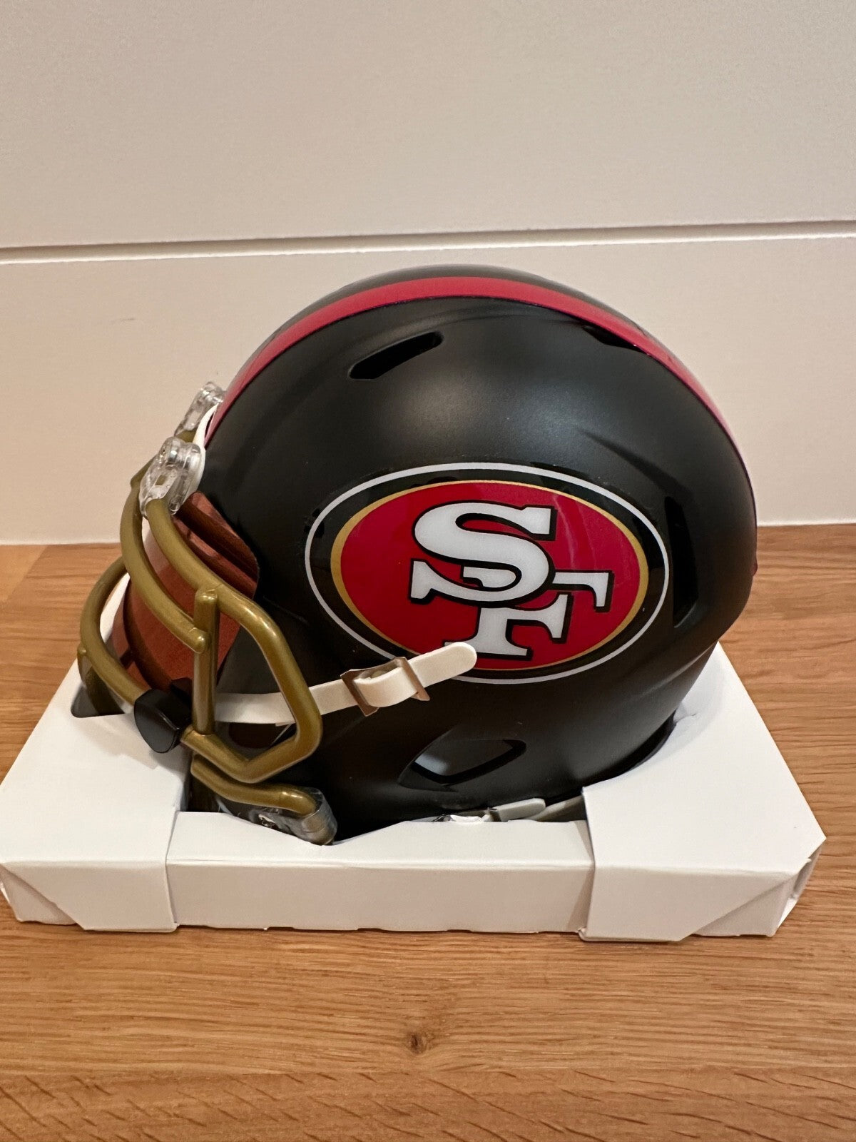 Vernon Davis Signed 49ers Eclipse Mini Helmet – Beckett Witnessed