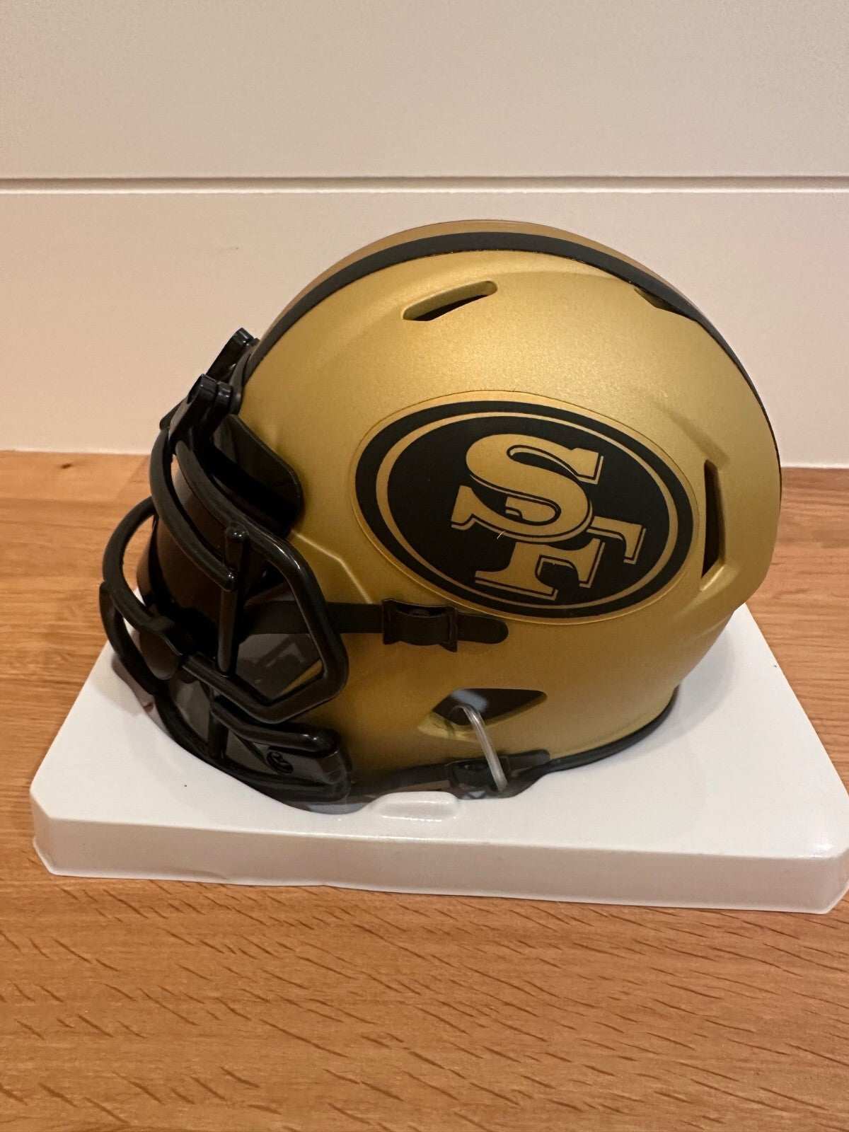 Frank Gore Signed 49ers Gold Mini Helmet – Beckett Witnessed