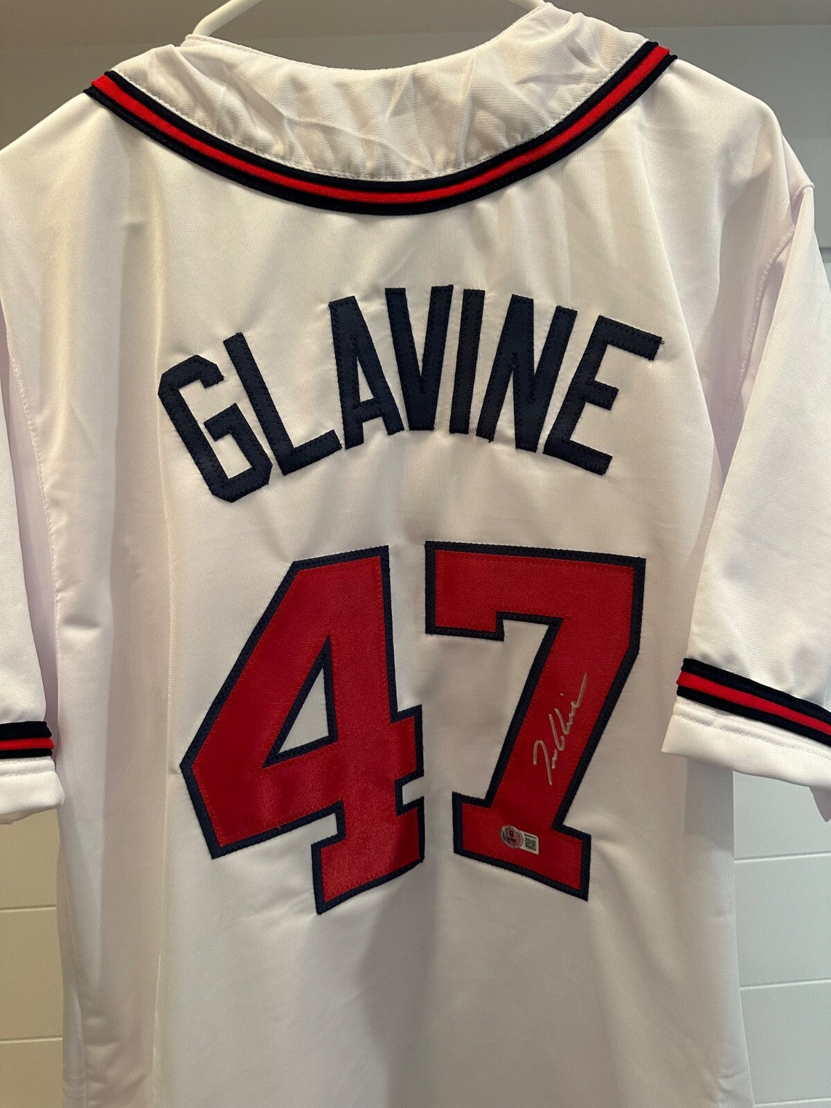 Tom Glavine Signed Atlanta #47 Jersey – Beckett Witnessed