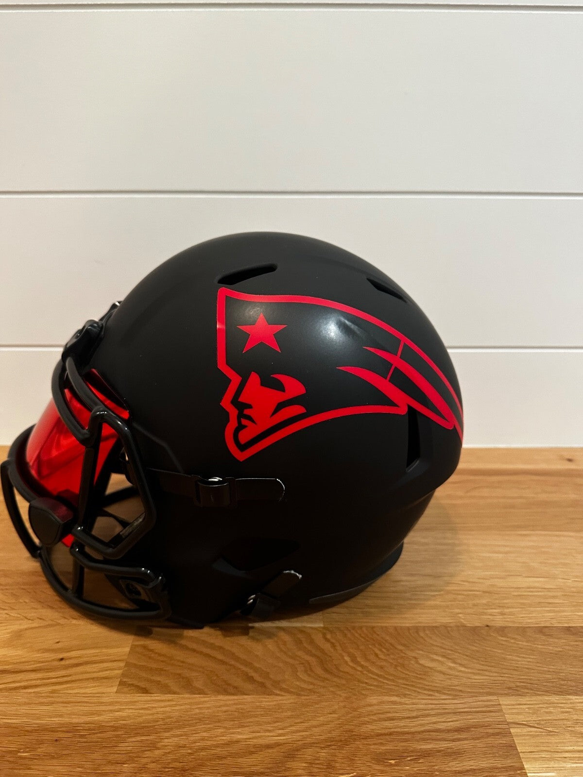 Willie McGinest Signed Patriots Eclipse Full-Size Helmet – Beckett Witnessed