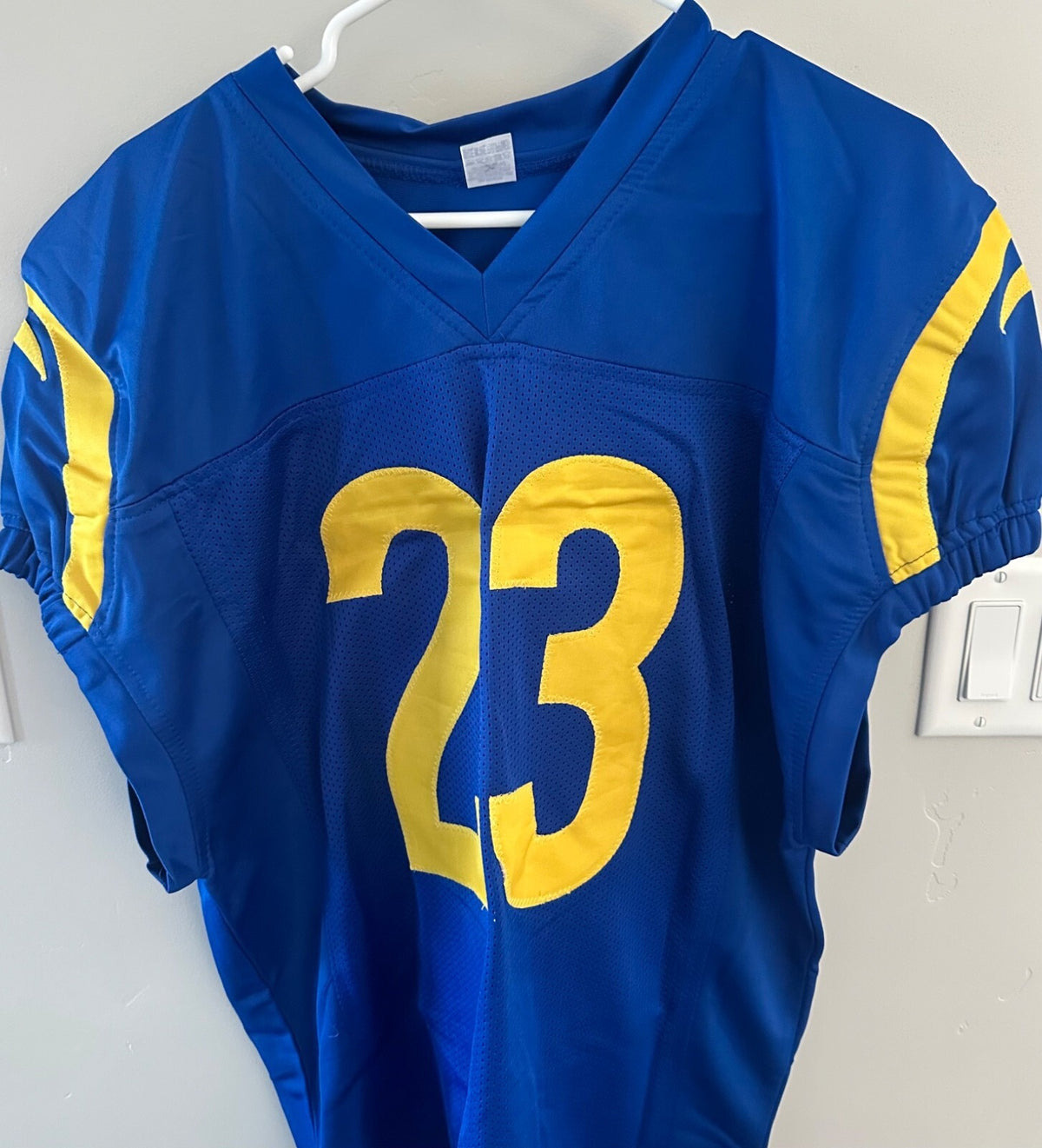 Kyren Williams Signed Rams Jersey with game cut sleeves – Beckett Authenticated