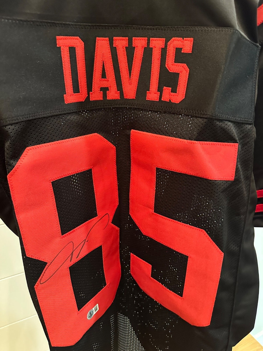 Vernon Davis Signed San Francisco 49ers #85 Black Jersey – Beckett Witnessed