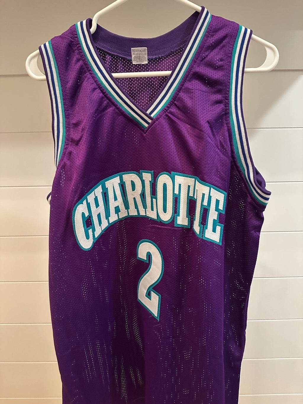 Larry Johnson Signed Charlotte Hornets #2 Jersey – Beckett Witnessed