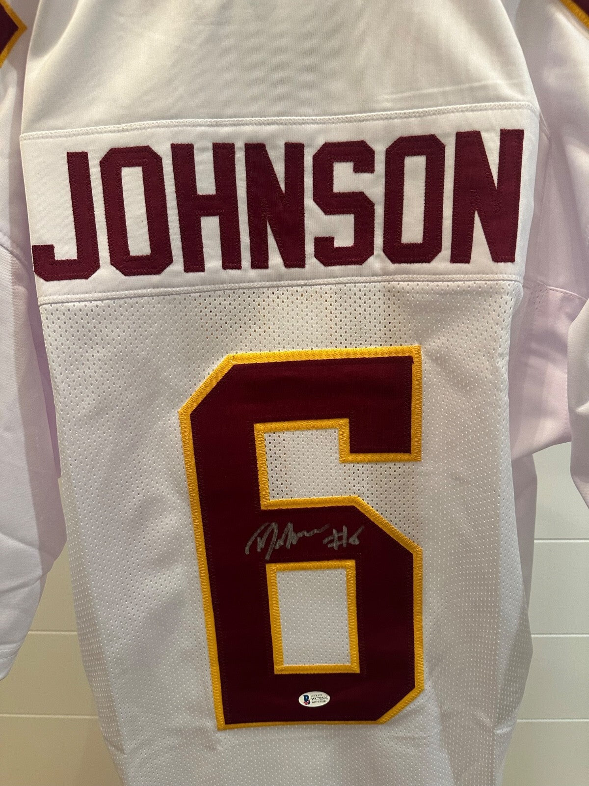 Tyler Johnson Signed Minnesota Golden Gophers #6 Jersey – Beckett Witnessed