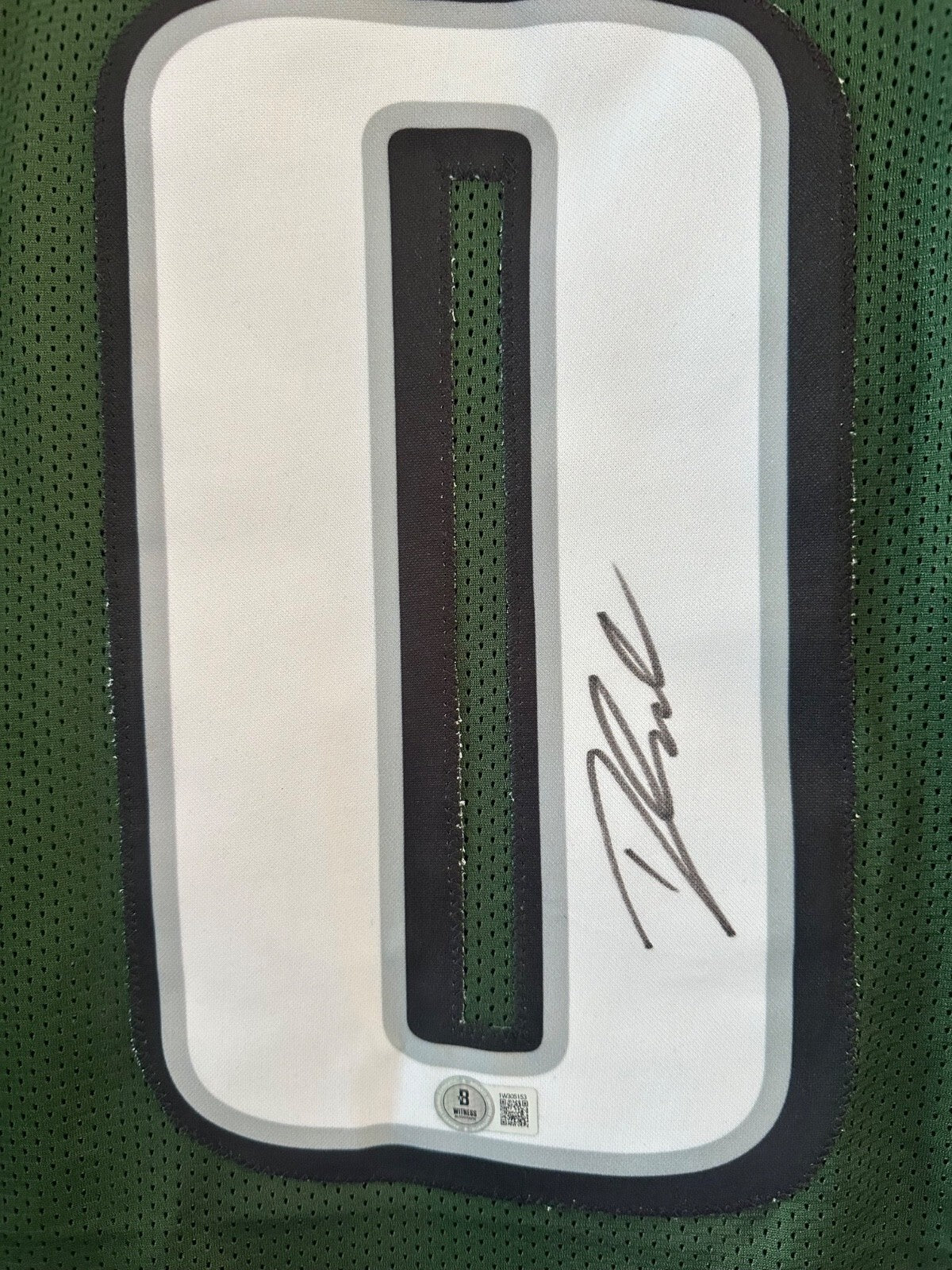 D’Andre Swift Signed Eagles Style Jersey with game cut sleeves – Beckett Witness