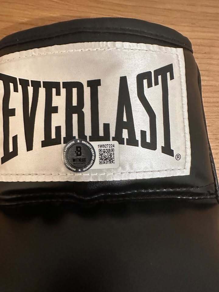 Devin Haney Signed Everlast Boxing Glove – Beckett Witnessed