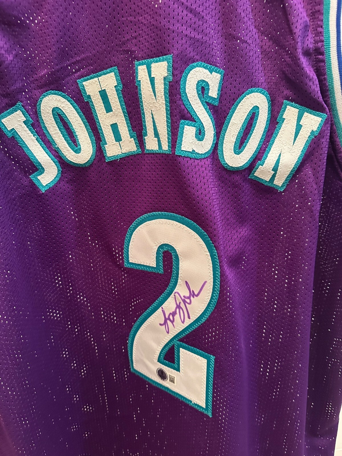 Larry Johnson Signed Charlotte Hornets #2 Jersey – Beckett Witnessed