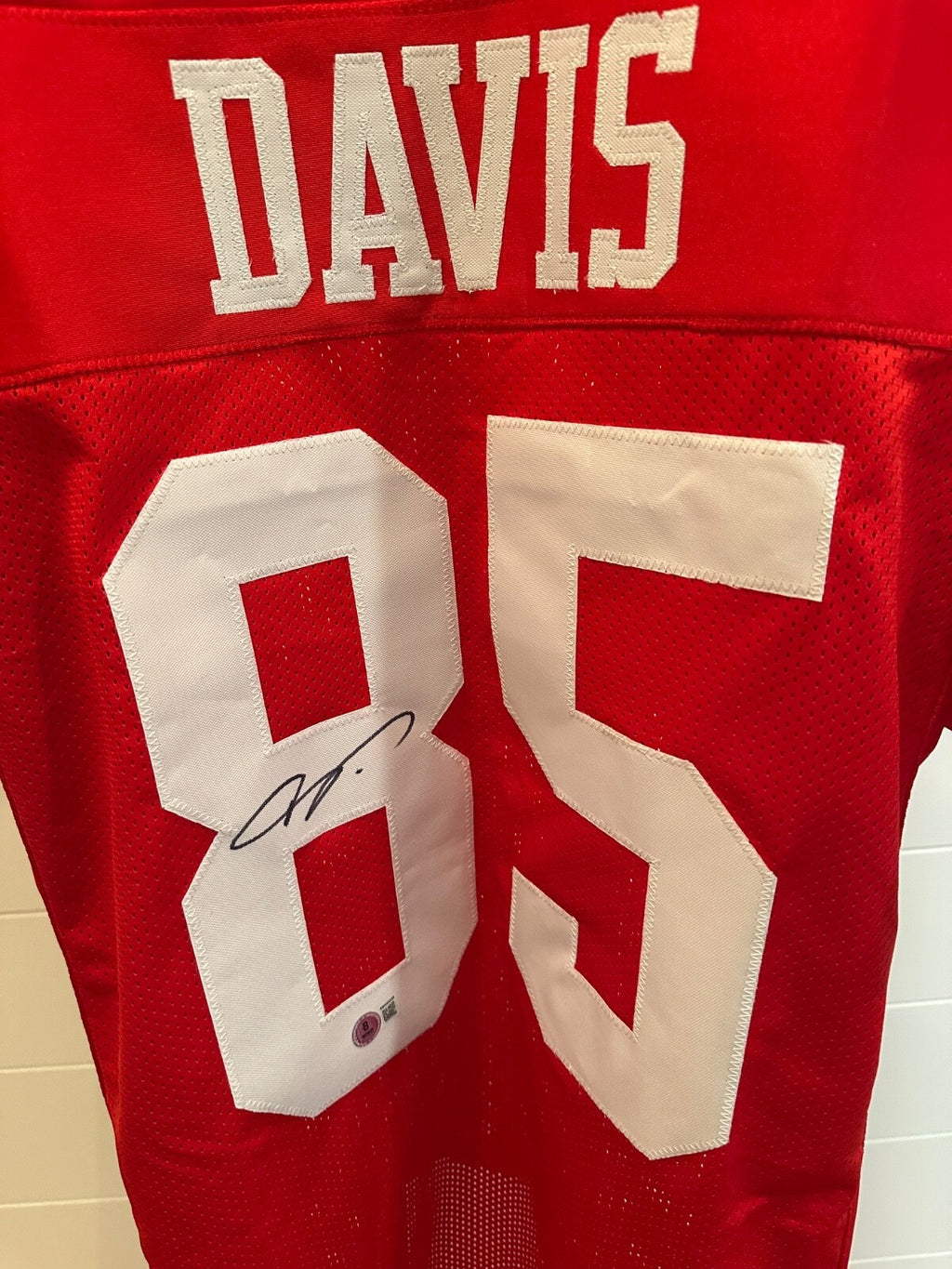 Vernon Davis Signed San Francisco 49ers #85 Jersey – Beckett Witnessed