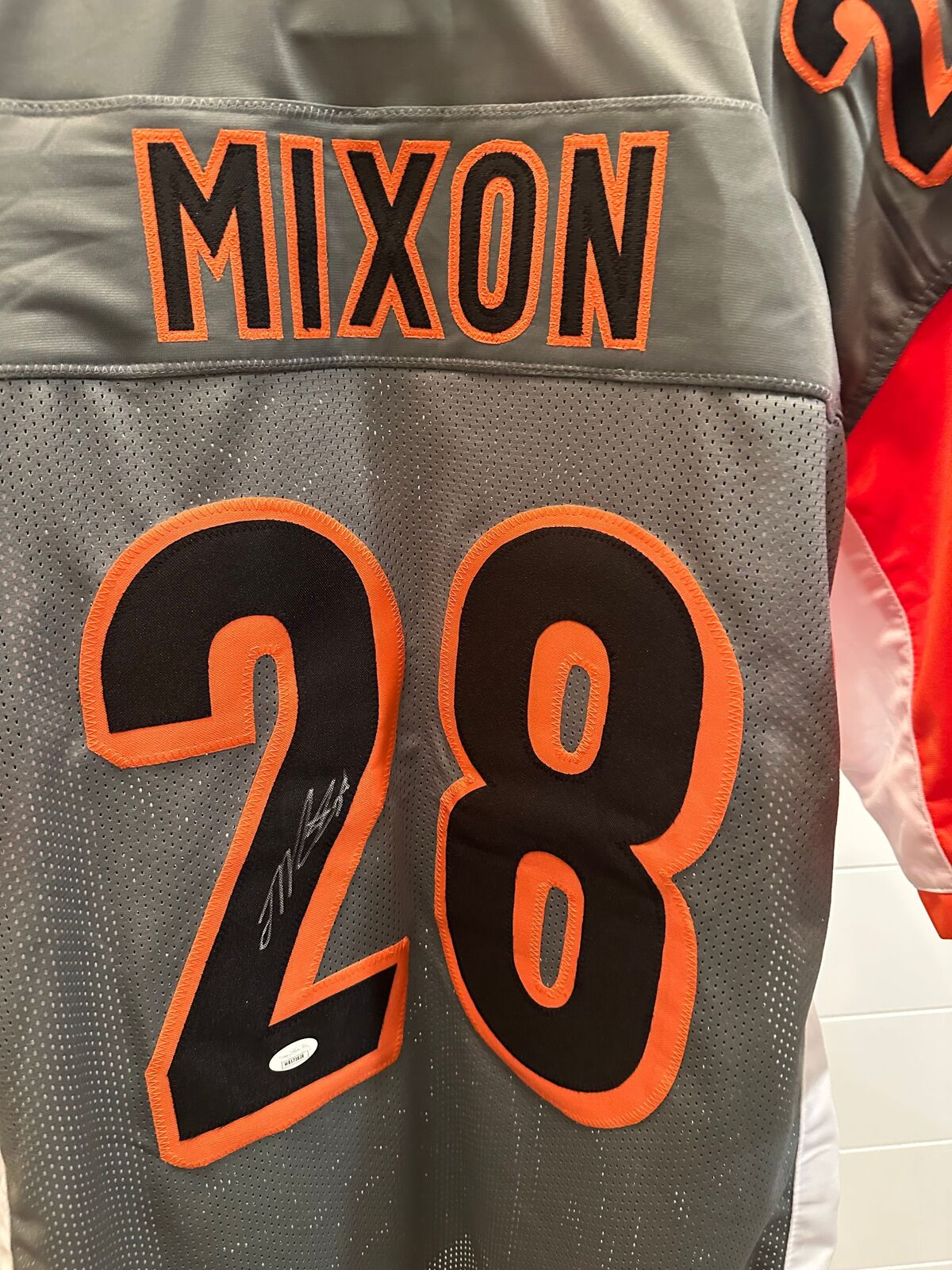 Joe Mixon Signed Cincinnati Bengals #28 Jersey – JSA Witnessed COA WB173828