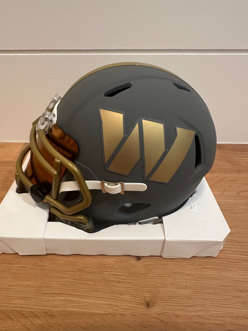 Brian Robinson Jr. Signed Commanders Slate Mini Helmet – Beckett Witnessed