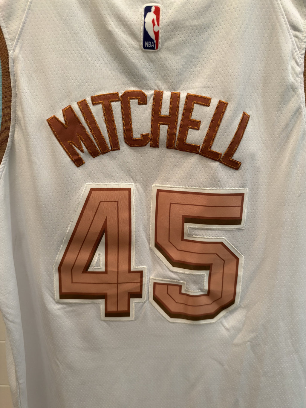 Donovan Mitchell Cleveland Cavaliers #45 The Land White Jersey Size 52 Unsigned