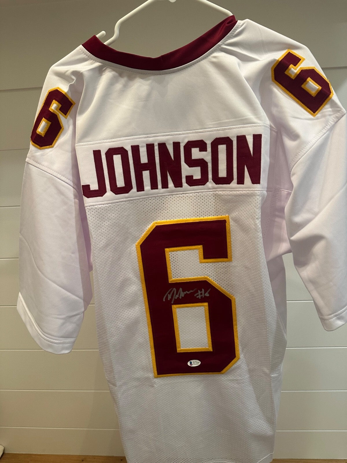 Tyler Johnson Signed Minnesota Golden Gophers #6 Jersey – Beckett Witnessed