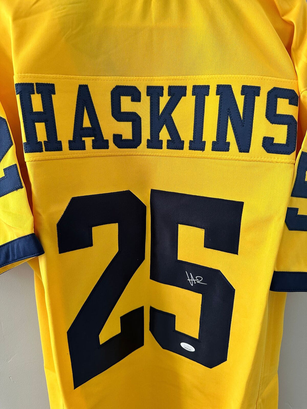 Hassan Haskins Signed Michigan Jersey #25 – JSA Witness Authenticated