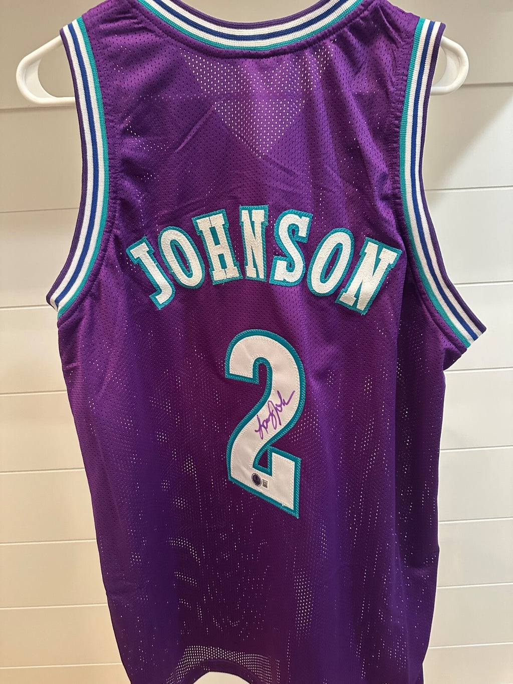 Larry Johnson Signed Charlotte Hornets #2 Jersey – Beckett Witnessed