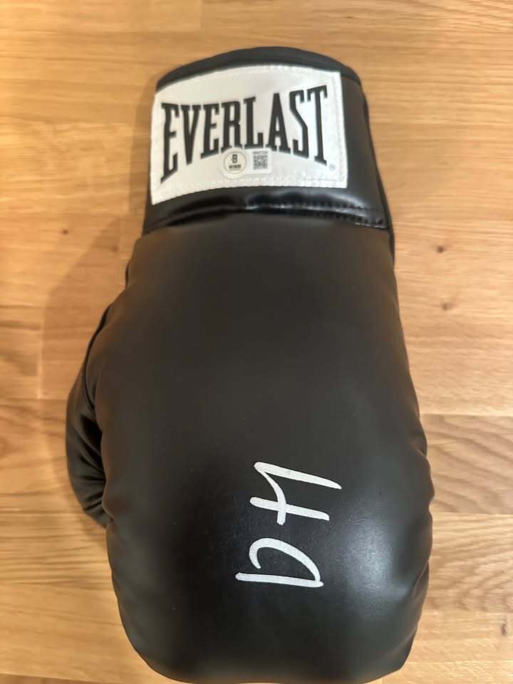 Devin Haney Signed Everlast Boxing Glove – Beckett Witnessed