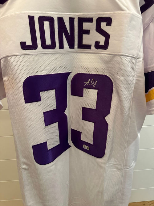 Aaron Jones Signed Minnesota Vikings #33 White Jersey – Beckett Witnessed