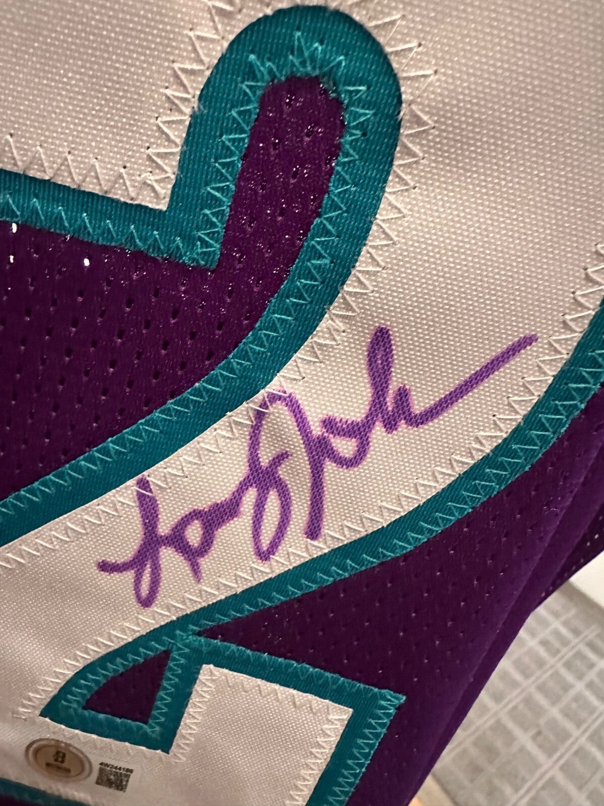 Larry Johnson Signed Charlotte Hornets #2 Jersey – Beckett Witnessed