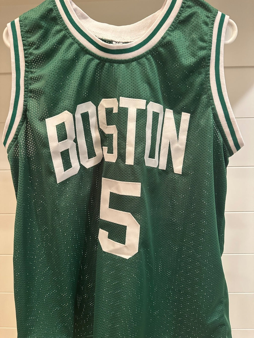 Kevin Garnett Signed Boston Celtics #5 Jersey – Beckett Witnessed